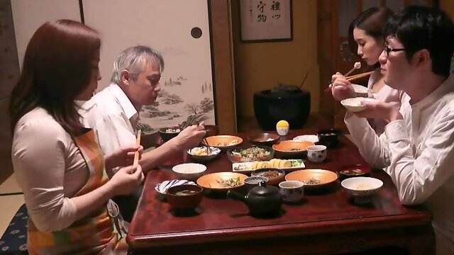 Junko Ishikura старая японская мама наслаждается молодым хуем
