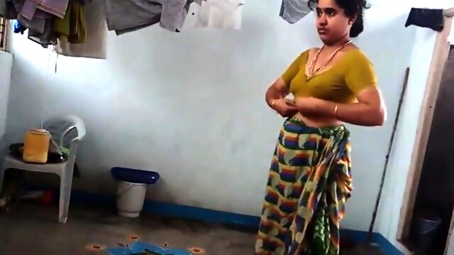 Aunty change saree