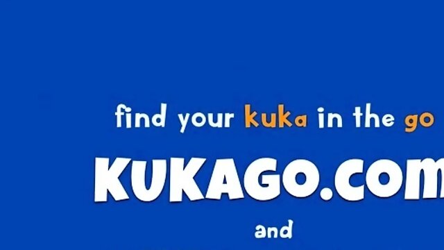 Cette petite salope en tight jeans se fait peloter le cul.