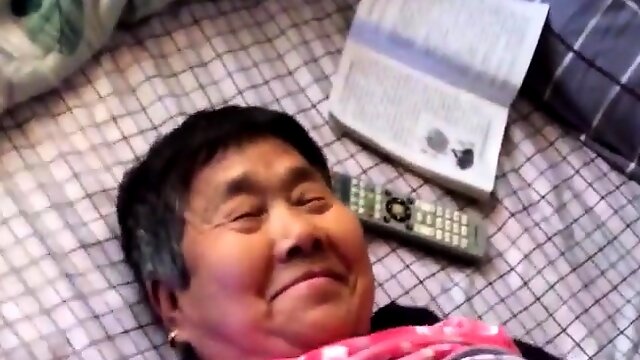 Asian Amaeur Granny Enjoy it