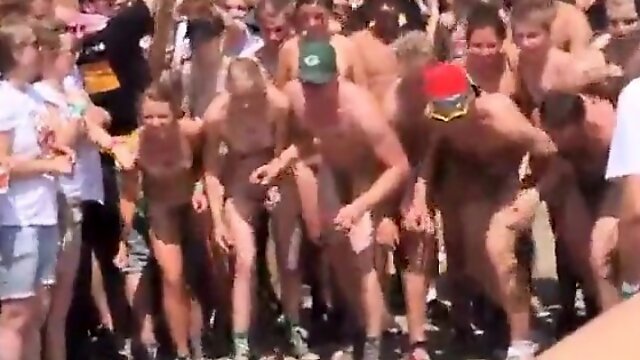 Danish Guys + Women Run Nude = Roskilde Festival 2010 - .DK