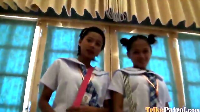Zwei versaute philippinische Schulmädchen essen Muschi und werden gefickt