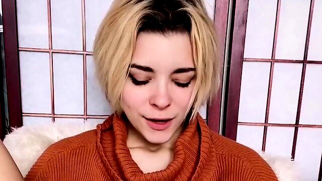 Hot amateur blonde pregnant toying her pussy solo