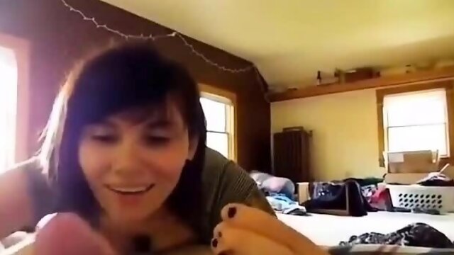 Cutie a pelo corto con gonna e bel seno