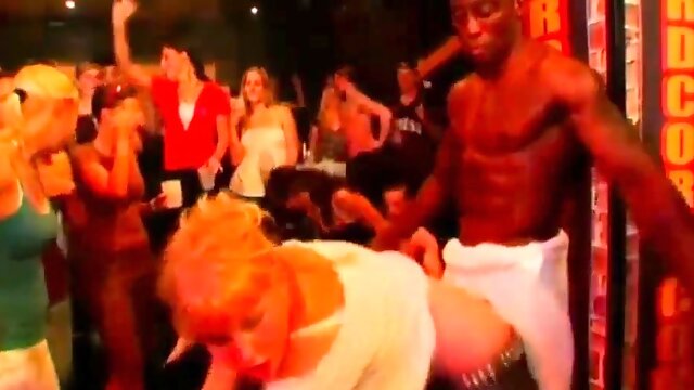 Homme Nu Et Filles Habillées