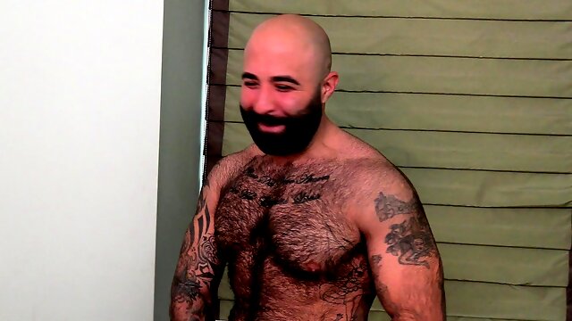 Hairy muscle daddy jerks off