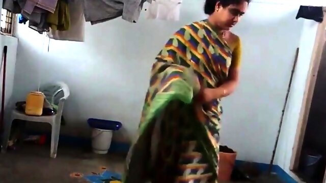 Aunty change saree