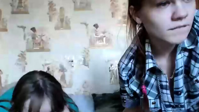 Una bambola russa piccante gioca quasi con se stessa in webcam