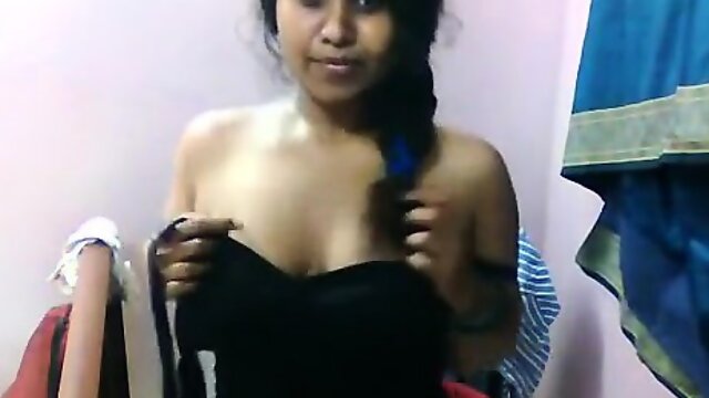 Indian sexy tamil girl exposing her sexy big booby body in