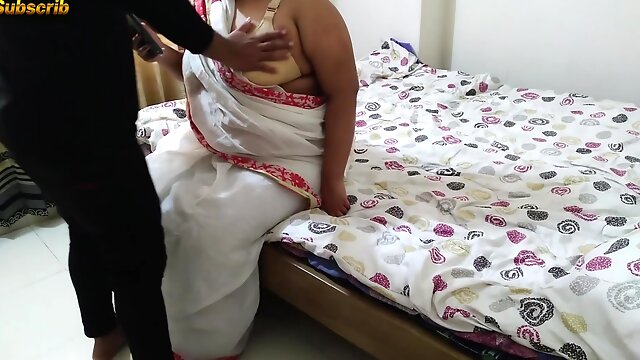 (selfie Lete Hue Indian Hot Jabardasti Chudai) Neighbor Stripping Her Saree & Fucked In Bed