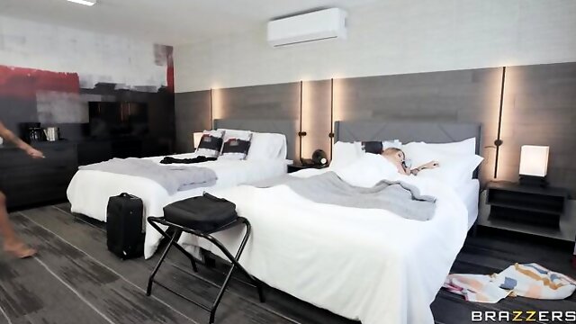 Double blowjob porn with sublime Angel Youngs and Babi Star from Brazzers Exxtra