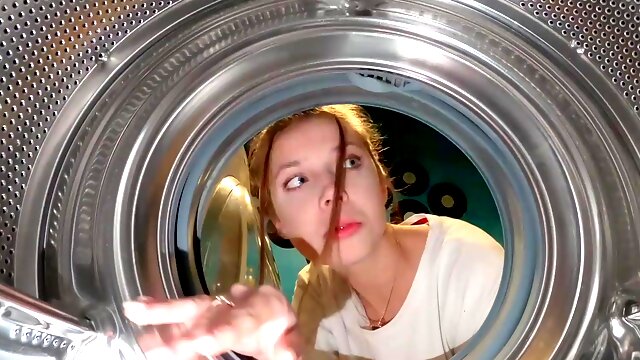 Stepsister stuck in the washing machine with her ass out