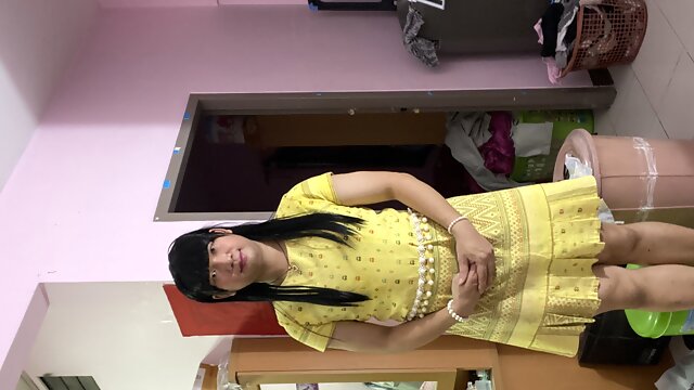 FN021 I like the yellow dress