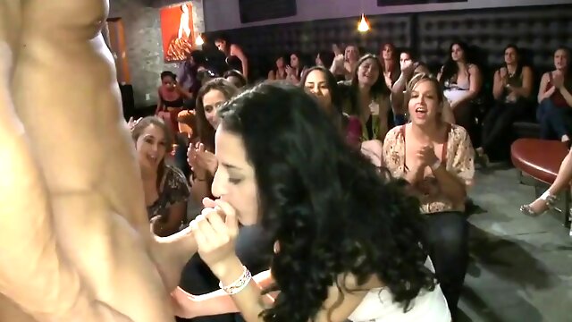 Ejac, Groupe, Salopes, Hardcore, Brunes, Homme Nu Et Filles Habillées