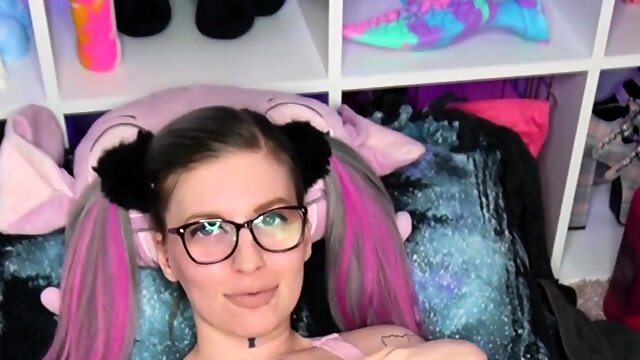 Voluptuous girl bringing her pussy to orgasm on webcam