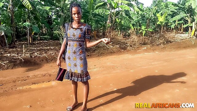 REAL AFRICANS - 몸집이 작은 학교 여학생이 BIG BLACK COCK 101을 찌르기 위해 야외에서 픽업