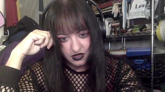 Goth Crossdresser, Lipstick