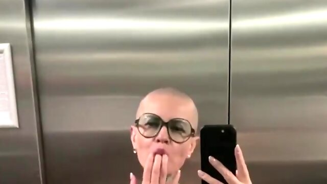 Clean-shaven fuckslut splattering climax in public elevator