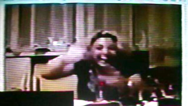 She gestures to see my ass & girl claps (+ sound )