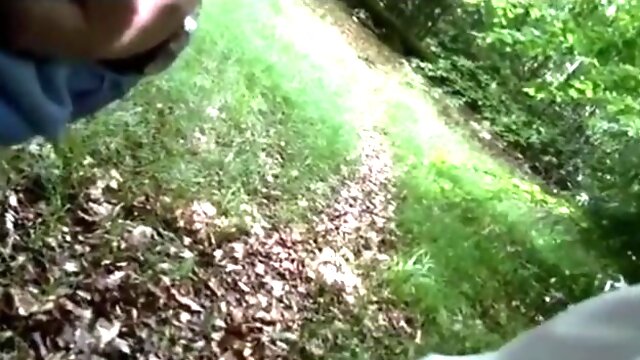 Wichsen und Lutschen im Wald 6