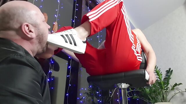 Domineering in Adidas predominates skinhead highly rock-hard -sole and sneakers smashes in the throat and spanks soles