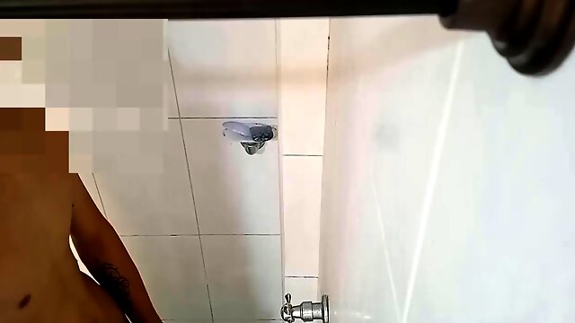 I record my mate while he takes a bathtub - chapter 1