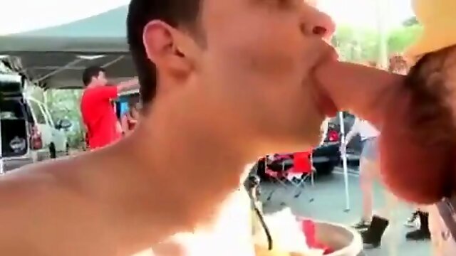 Gay Suce En Public