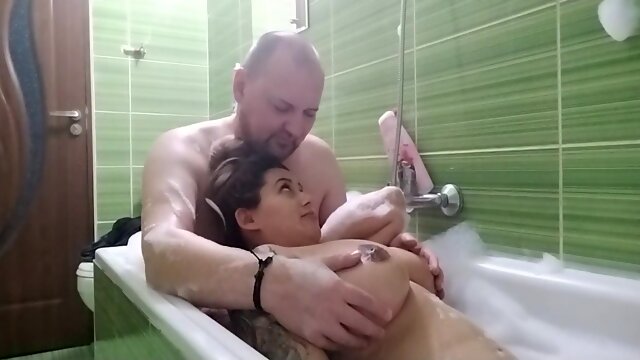 Big Tits Pregnant Girl Take Bath With Her Man He Play With Pussy P2