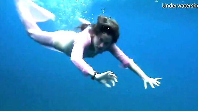 Well-made date - public trailer - Underwater Show