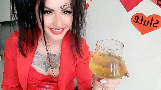 Golden rain from Dominatrix Nika! Mistress congratulates you on Valentine's Day and gives you a golden cocktail. Pissing