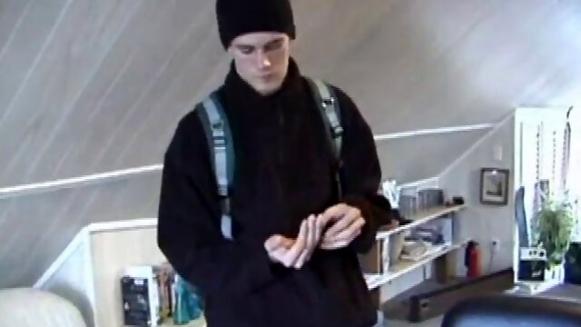 After hanging out with some classmates, Jonathans hormones are raging and he wastes no time getting his dick out. He plays a porn video and starts jerking off.