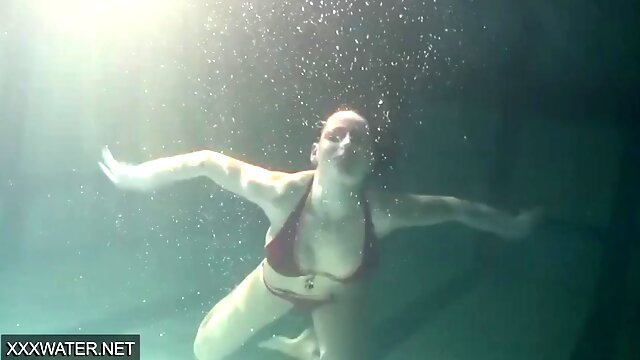 Super hot sister Anna Siskina with big tits in the pool