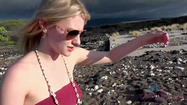 Reverse cowgirl in sexy amateur POV for a nice cumshot on that ass