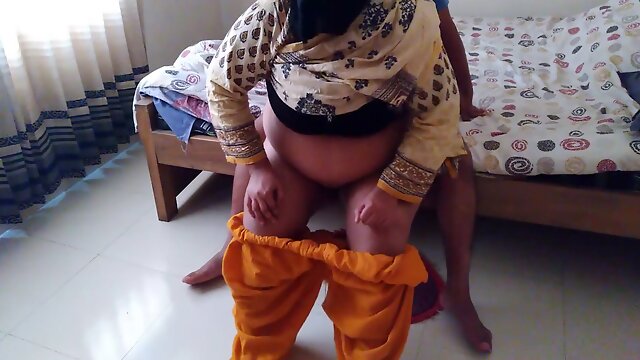 Desi Sexy Milf Mom Apne Bete Ke Sath Kiya Kand - Stepmom Riding Stepson Cock (indian - Family Therapy