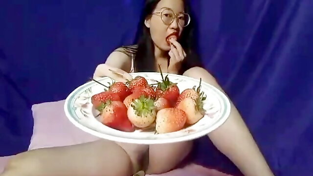 Amateur homemade Asian nude masturbate eat strawbery 3