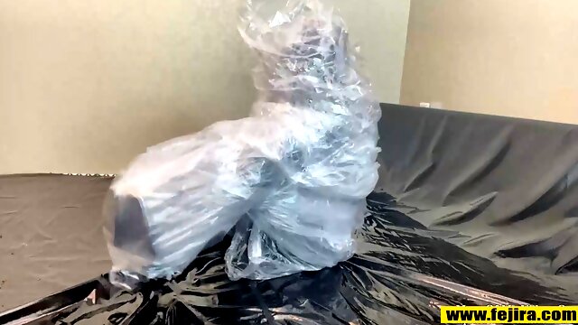 Fejira com Wrap yourself tightly in multiple layers of plastic bags