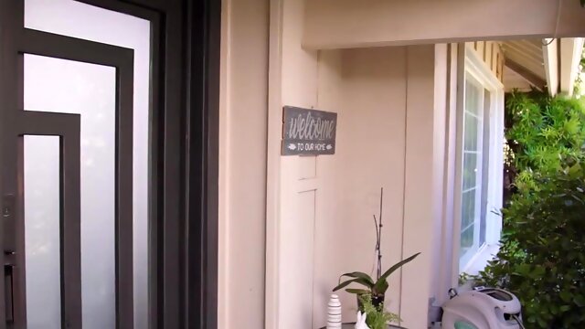 Gorgeous cougar McKenzie Lee crazy xxx clip