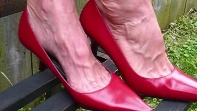 Sexy mature woman veiny and comb bony feet