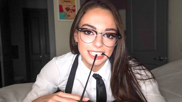 Nerdy babe Sophia Burns gives a good blowjob on the knees