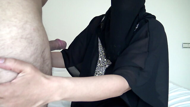 Cuckold wife in hijab calls for big cock 