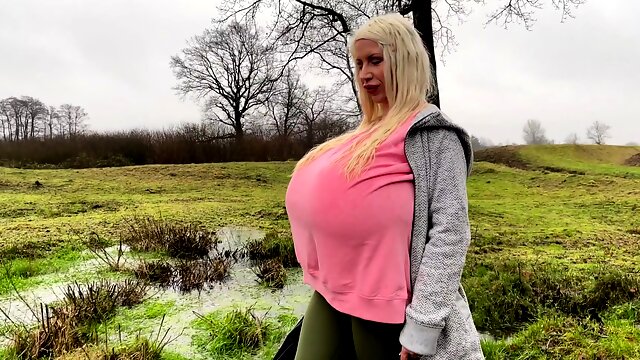 Blonde is flashing her big boobs in the outdoors