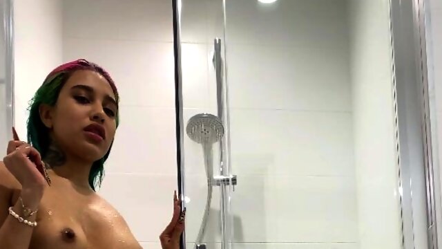 Tattooed teenage gril shagging her sex toy in the shower