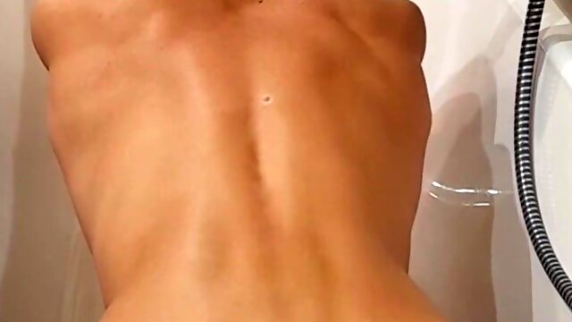 Jeune sissy en levrette dans la baignoire