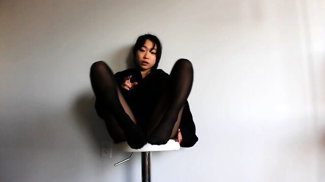 QueenHail – Nylon Cum Countdown