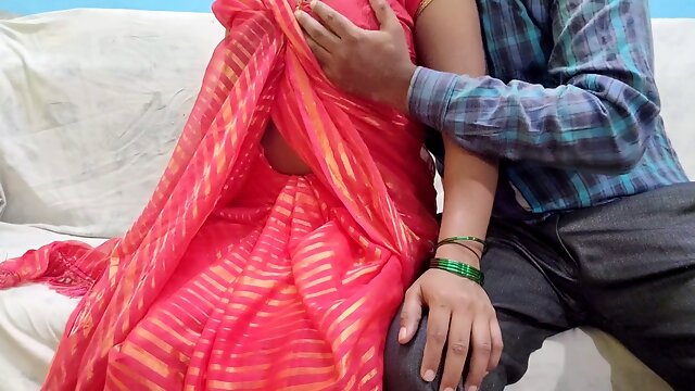 Pink saree pahani huyi bhabhi ko dekalhar raha nahi gaya aur bhabhi ko chod diya