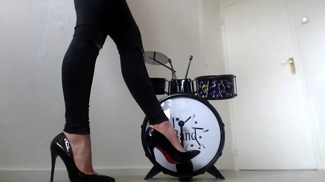 High Heels Trampling, Drums