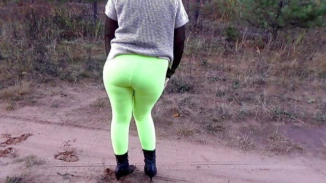 Big butts in Leggings Yellow