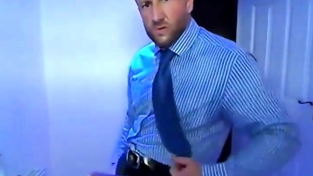 Empresario batendo punheta