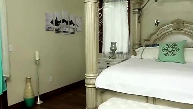 Sexy tbabe Casey Kisses chokes on Jonah Marx bigcock