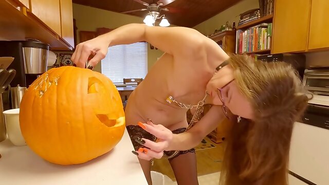 Carve a pumpkin with me for Halloween